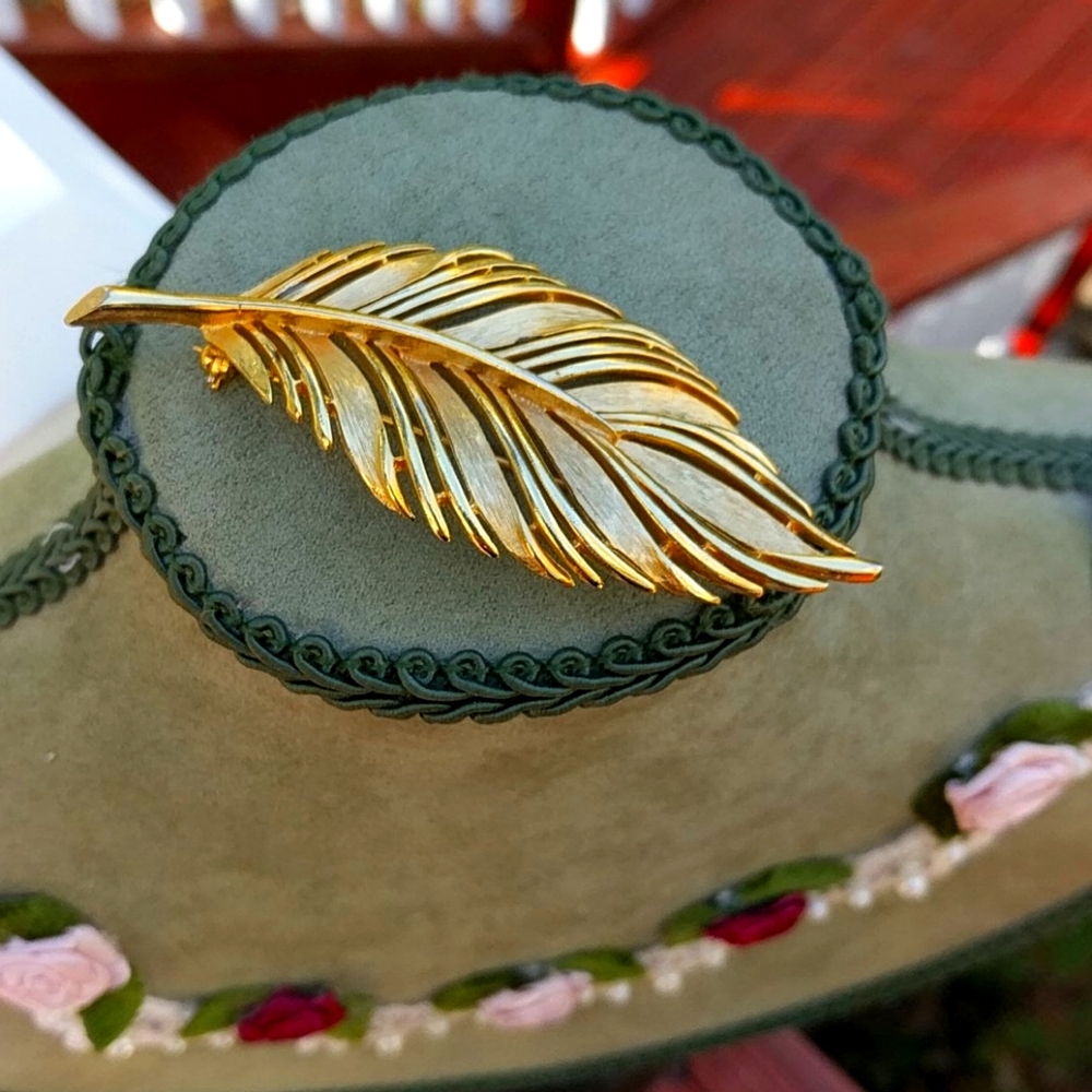 VINTAGE LEAF BROOCH!